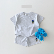Ensemble de vêtements pour bébé avec broderie ours : t-shirts colorés et shorts amples