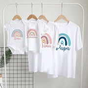 Tenues familiales assorties arc-en-ciel