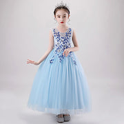 Robe courte dos nu brodée de fleurs et de papillons