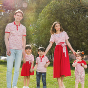 Tenues familiales assorties : robe rayée avec nœud et t-shirt boutonné, look familial décontracté