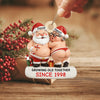 Ornement de Noël “Couple coquin et drôle” personnalisé – Souvenir en bois avec noms personnalisés, teints de peau et année d'anniversaire pour couples | Cadeau d'anniversaire et de Noël